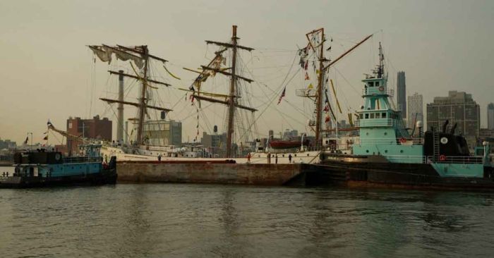 Remolcan buque Cuauhtémoc a Brooklyn para reparación