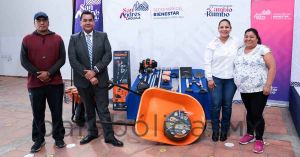 Entrega Lupita Cuautle kits de jardinería para escuelas