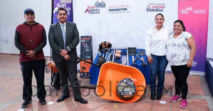 Entrega Lupita Cuautle kits de jardinería para escuelas