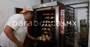 Acuden poblanas y poblanos por la tradicional Rosca de Reyes