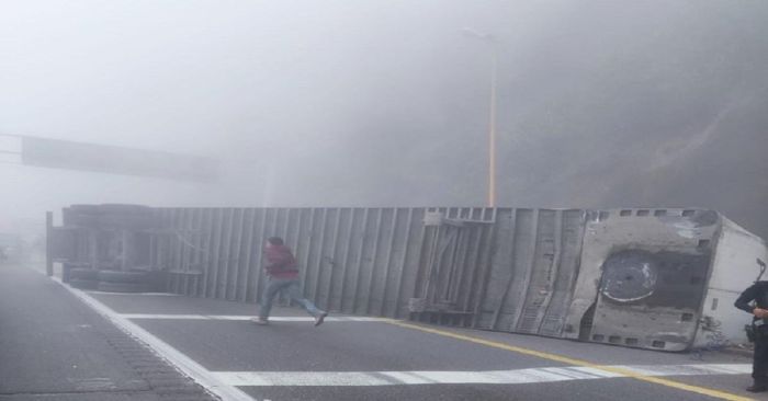 Reportan cierre total de circulación en autopista de Veracruz