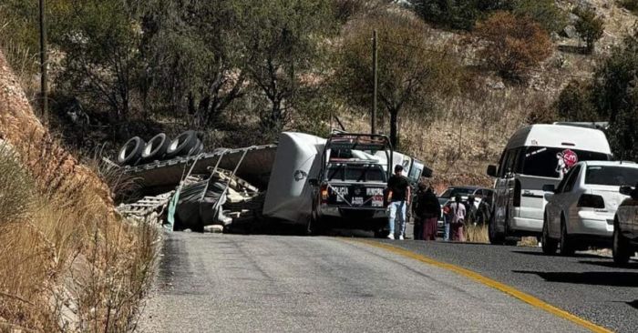 Reportan a una persona prensada tras volcadura de tráiler cargado con cemento en Oaxaca