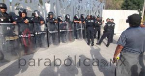 Retienen manifestantes de Tlalchichuca y Cd. Serdán a diputados del Congreso local