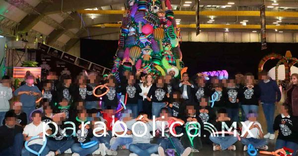 Disfrutan jóvenes de Casa del Adolescente con Ceci Arellano del Festival Navideño