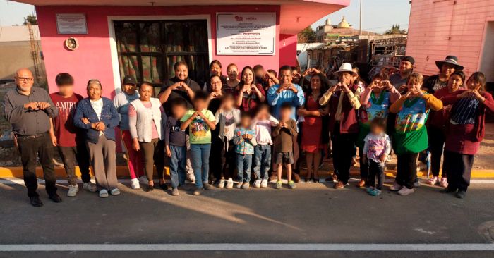 Entrega Tonantzin Fern&aacute;ndez pavimentaci&oacute;n de calle cerca del CAIC