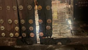 Repudia Arquidi&oacute;cesis vandalismo en la puerta de la Catedral