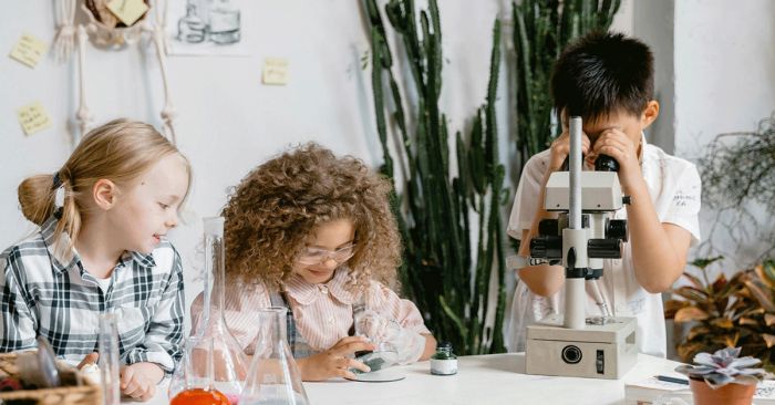 La mujer y la ni&ntilde;a en la ciencia: cerrar brechas y transformar el futuro desde la educaci&oacute;n