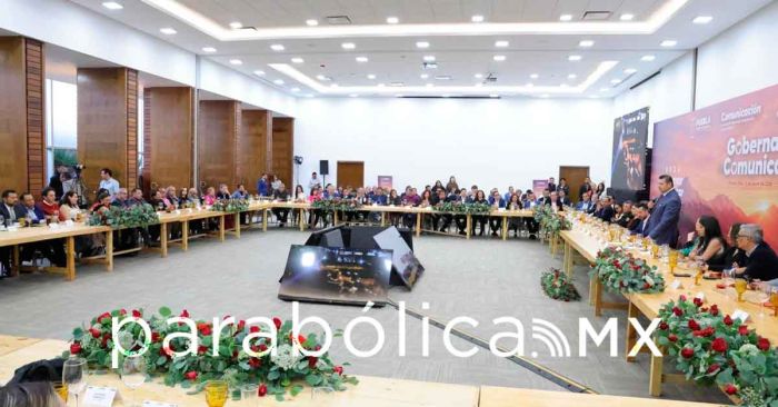 Medios de comunicaci&oacute;n, actores clave para transformar a Puebla: Armenta