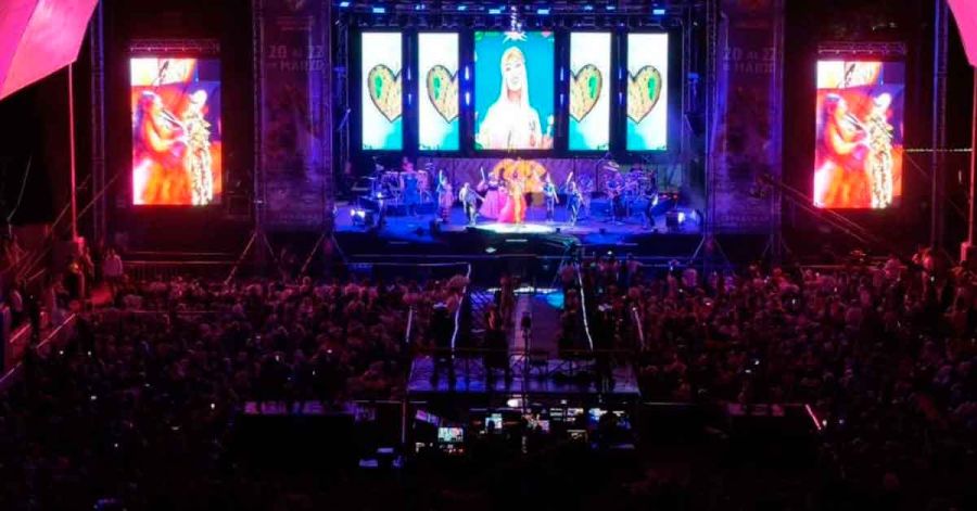 Cierra Lila Downs la edici&oacute;n 27 de Cumbre Taj&iacute;n