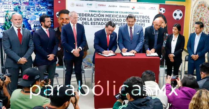 Firman Armenta y Mikel Arriola convenio para impulsar al talento futbol&iacute;stico de Puebla