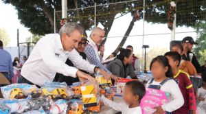 Entrega Pepe Chedraui juguetes en Azumiatla y los &Aacute;ngeles Mayorazgo