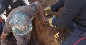 Rescatan a alba&ntilde;il que qued&oacute; sepultado en Huauchinango