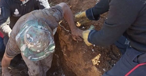 Rescatan a alba&ntilde;il que qued&oacute; sepultado en Huauchinango