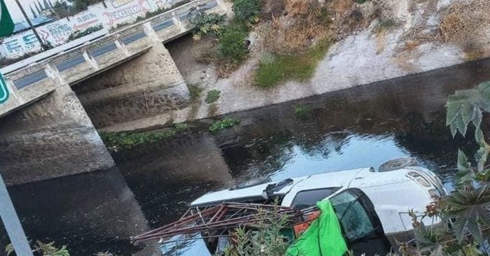 Cae camioneta en canal de agua en la carretera Tecamachalco-Xochitl&aacute;n
