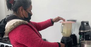 Participan mujeres de San Pedro Cholula en taller de rompope