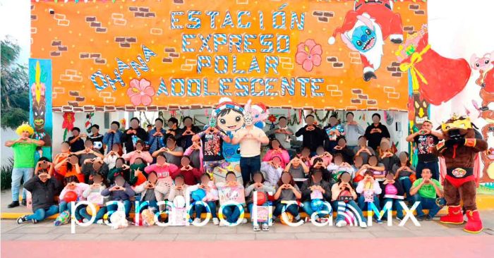 Consienten luchadores poblanos a infancias y juventudes del DIF estatal