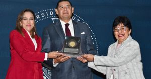 Distingue BUAP como exalumno destacado al gobernador Alejandro Armenta