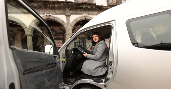 Renueva Bety S&aacute;nchez  parque vehicular del Ayuntamiento y da apoyos sociales