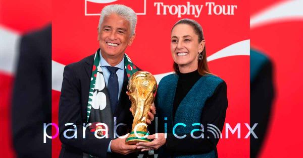 Levantan Sheinbaum y Bebeto el trofeo de la Copa del Mundo de la FIFA en Palacio Nacional