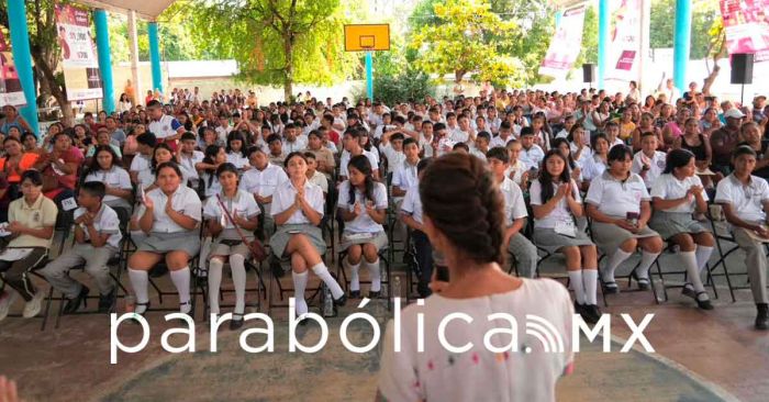 Entrega Sheinbaum Beca Rita Cetina a estudiantes guerrerenses