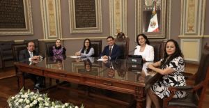 Devela Congreso del Estado placa para nombrar el Sal&oacute;n de Protocolo &ldquo;Elena Garro&rdquo; en la Antigua Sede