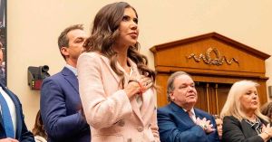 Deben Noem, Bovino y Miller rendir cuentas por aterrorizar a Estados Unidos, exige Newson