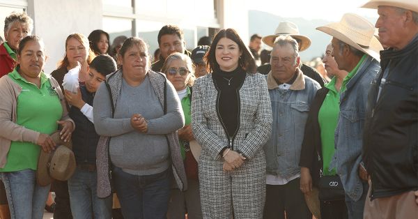 Entrega Bety S&aacute;nchez sal&oacute;n de usos m&uacute;ltiples en Metepec Segunda Secci&oacute;n