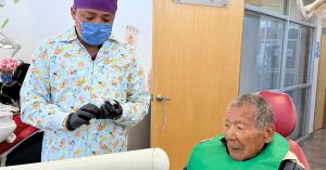 Acompa&ntilde;a Tere Alfaro la colocaci&oacute;n de placa dental de beneficiario&nbsp;