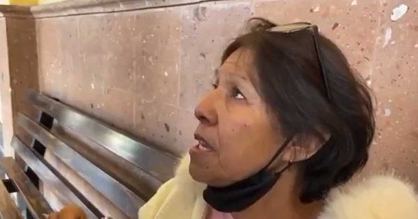 Detienen polic&iacute;as de Santiago Miahuatl&aacute;n a reportera en transmisi&oacute;n en vivo