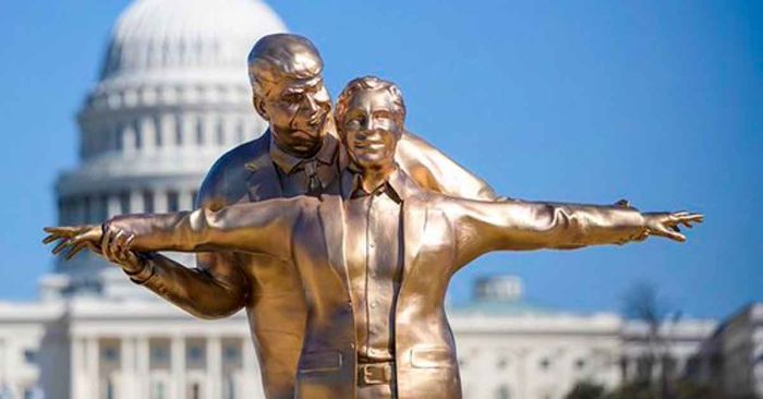 Colocan estatua de Trump y Epstein en Washington como escena de amor de Titanic