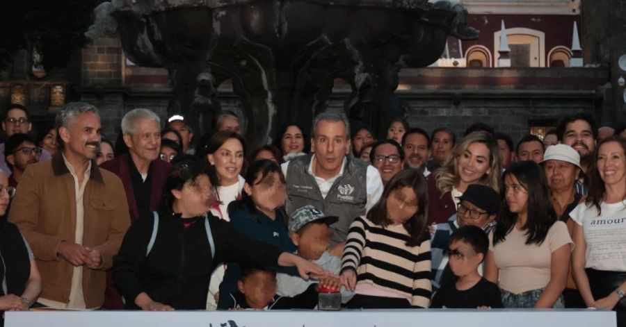 Impulsa Pepe Chedraui Mujeres que Brillan con iluminaci&oacute;n violeta de las fuentes de la ciudad