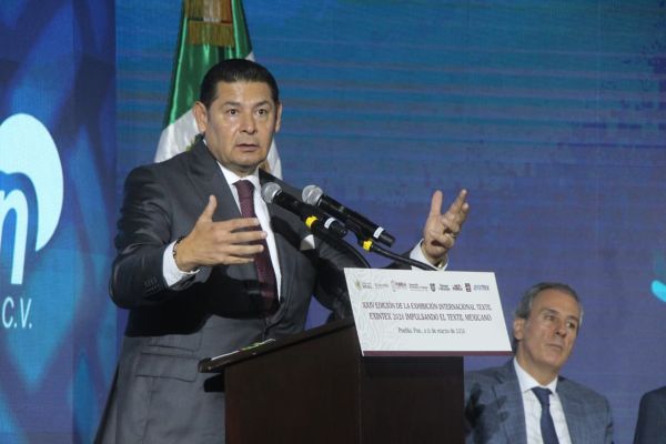 Analiza VW fabricar nueva l&iacute;nea de autos en Puebla: Armenta