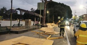 Tiran r&aacute;fagas de viento tablones de madera en rehabilitaci&oacute;n de paseo Bravo