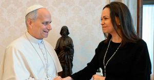 Pide Papa por la independencia de Venezuela; recibe a Mar&iacute;a Corina Machado